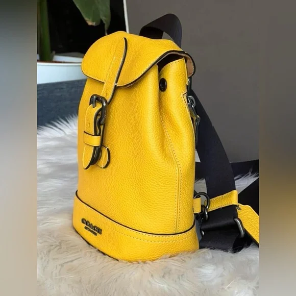 CB929 - Coach Hudson Small Pack - Picture 3 of 13